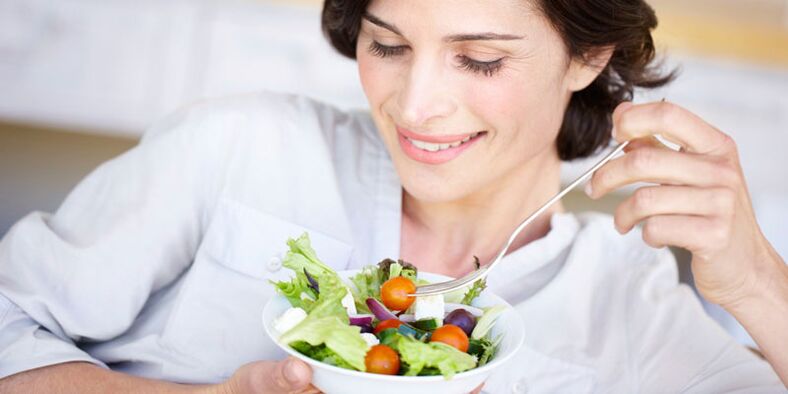 Manger des aliments diététiques pour l'inflammation de la vessie.